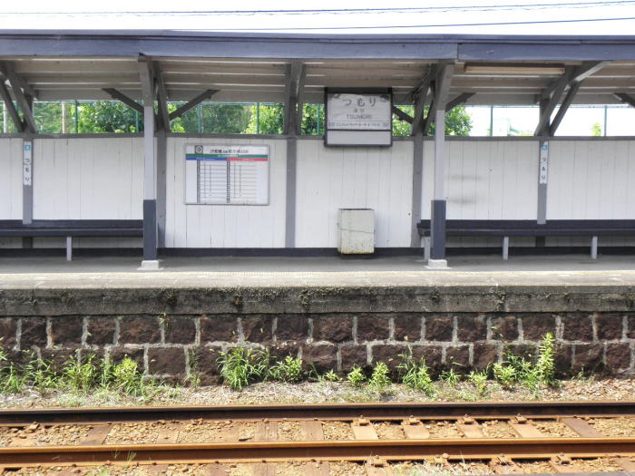 津守駅のホーム。スッキリシンプルな感じ。