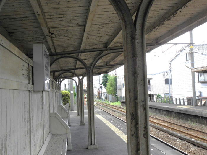 西天下茶屋駅ホーム。こちらはまた鉄骨。