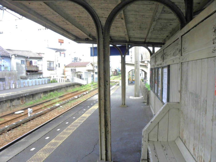 ホームごとに改札口ｔがあって構内の踏切はない西天下茶屋