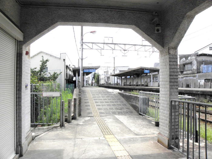 駅舎から見た西天下茶屋駅ホーム
