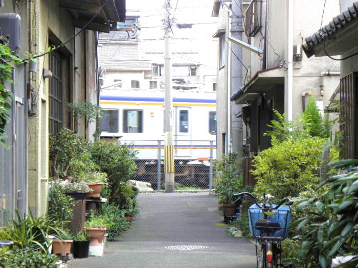 路地の向こうを走る南海汐見橋線。<BR>