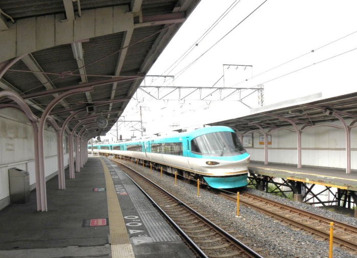 紀伊中ノ島駅を通過するオーシャンアロー