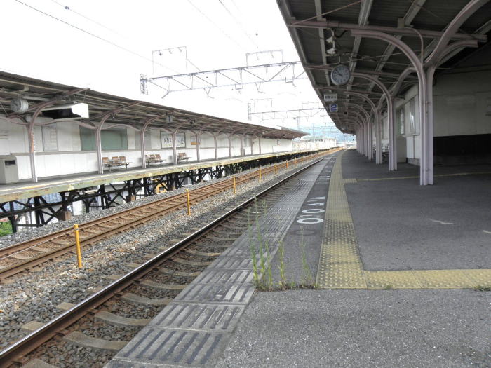 ひと気のない長いホーム。レールを使った駅舎の柱