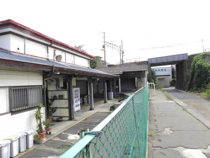 紀伊中ノ島駅ホームと和歌山線の線路跡。