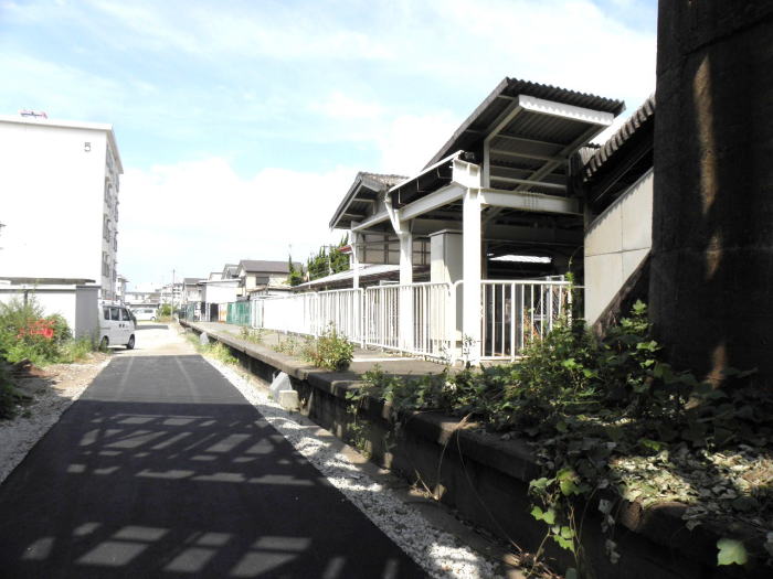 反対側の和歌山市方向を見たところ。客車の留置線があったところは、駐車場とアパート。