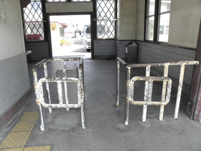 紀伊中ノ島駅の鉄製の古い改札口