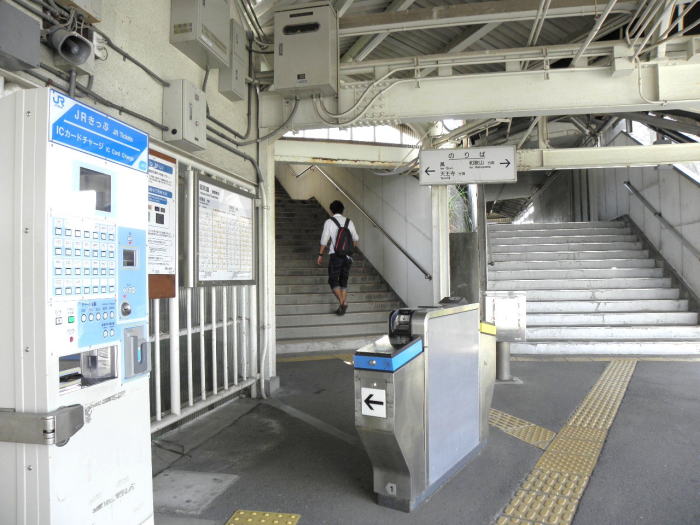 階段を降りたところ。ポツンとある自動改札機