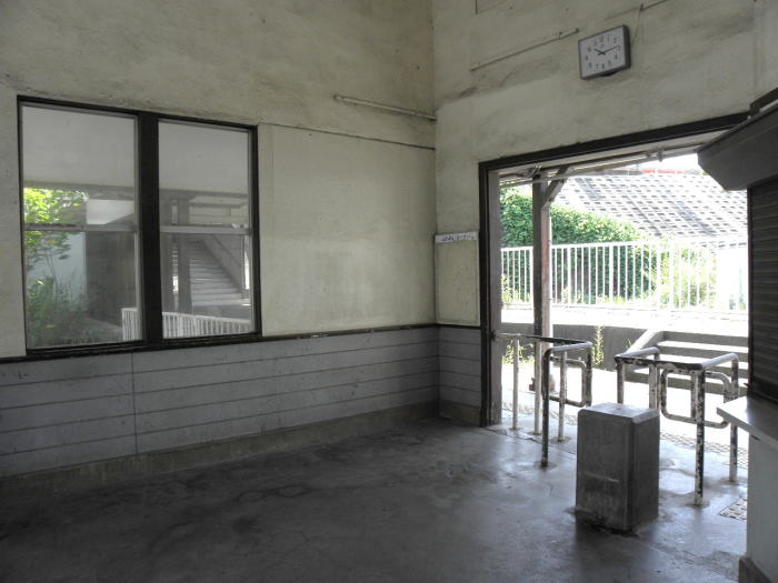 ガランとした紀伊中ノ島駅の待合室。