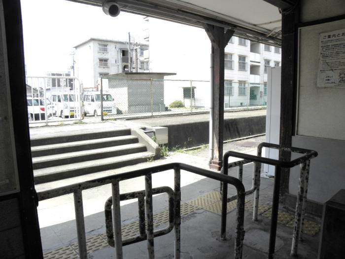 紀伊中ノ島駅改札口からホームを見る。あまり変わらない雰囲気。