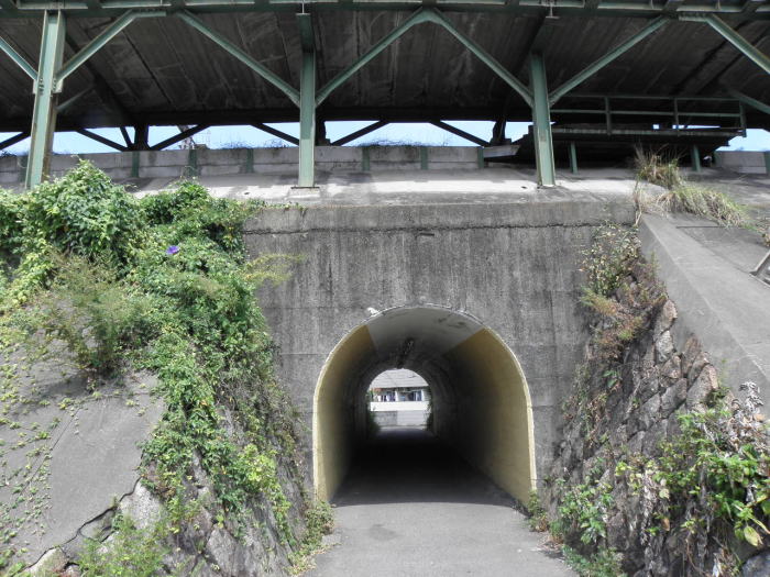 阪和線ホームをくぐるトンネル。