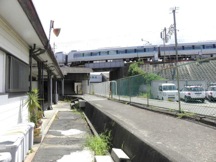 阪和線を新型電車が走る。