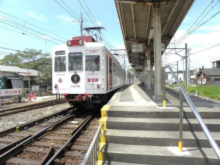 発車前の和歌山行き。イチゴ電車。