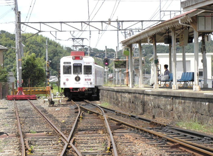 和歌山へ向けて出て行くイチゴ電車