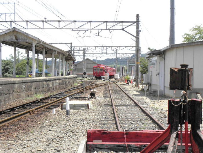 駅横の踏切から、伊太祁曽駅構内を見る