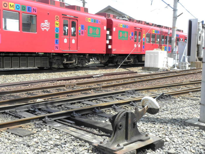 待機中のおもちゃ電車と手動式の転轍機