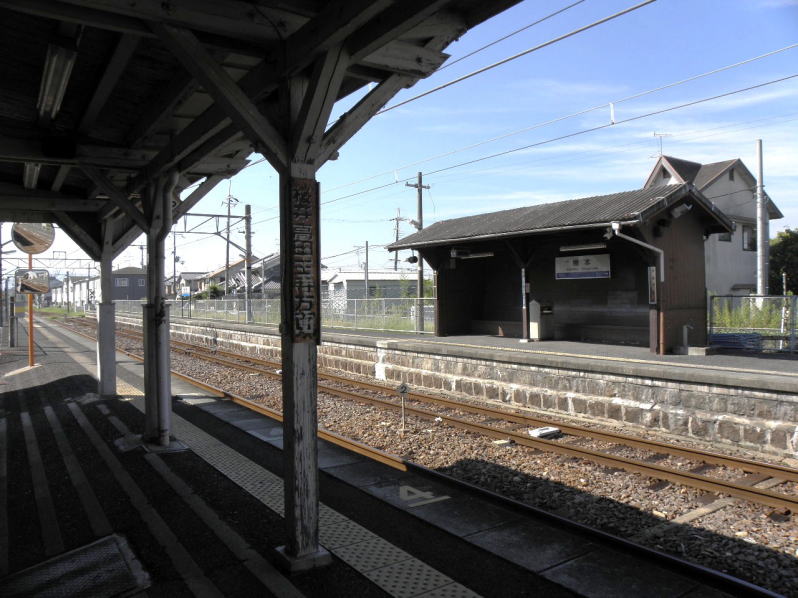 柳本駅改札口から向かい側のホームを見る。