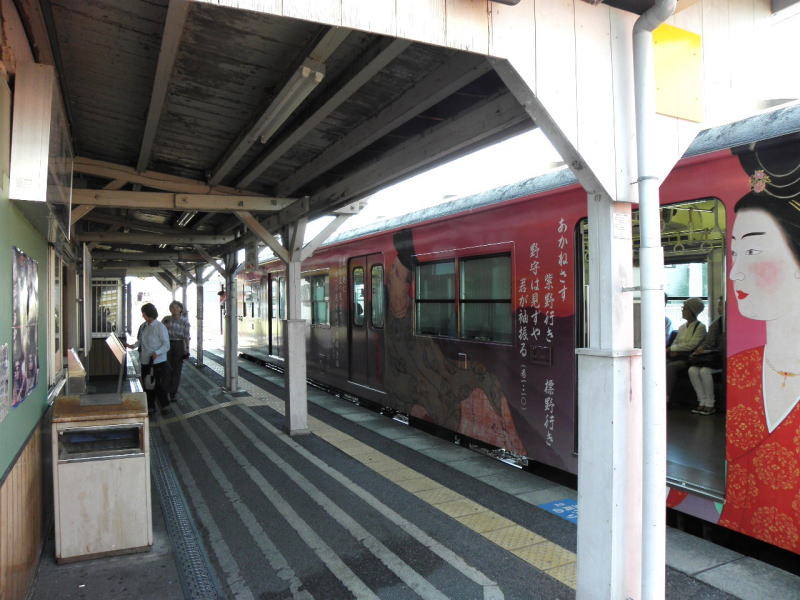 柳本駅に入ってきた桜井方面行き。派手なデザイン。