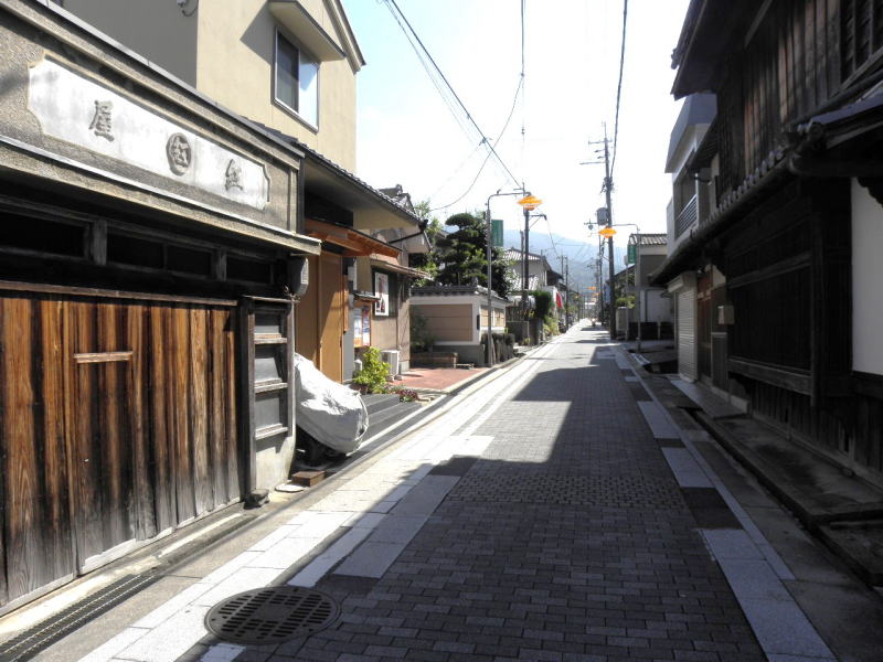 柳本駅から東へのびる駅前通り。