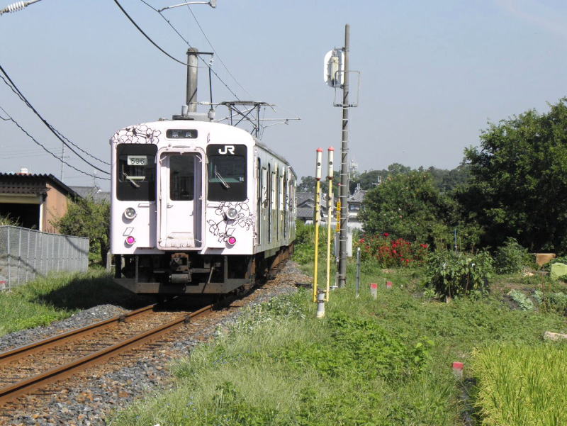 長柄方向へ去って行く105系の奈良行き
