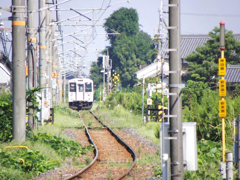 波打っている線路