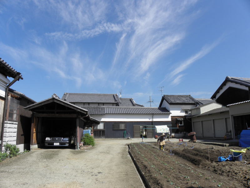 長柄へ向かう道。村の中。
