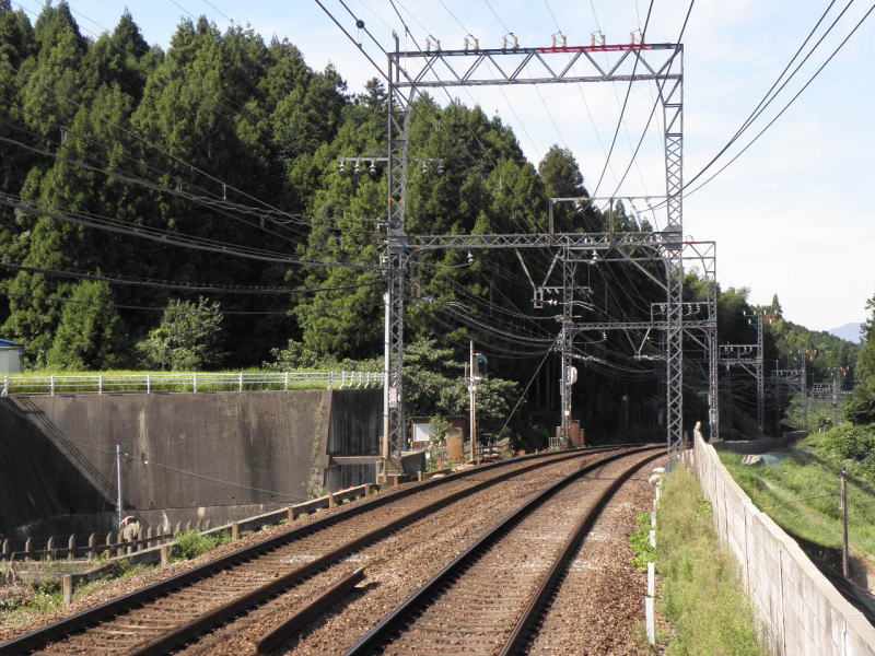 駅を出ると急坂の桜井方向