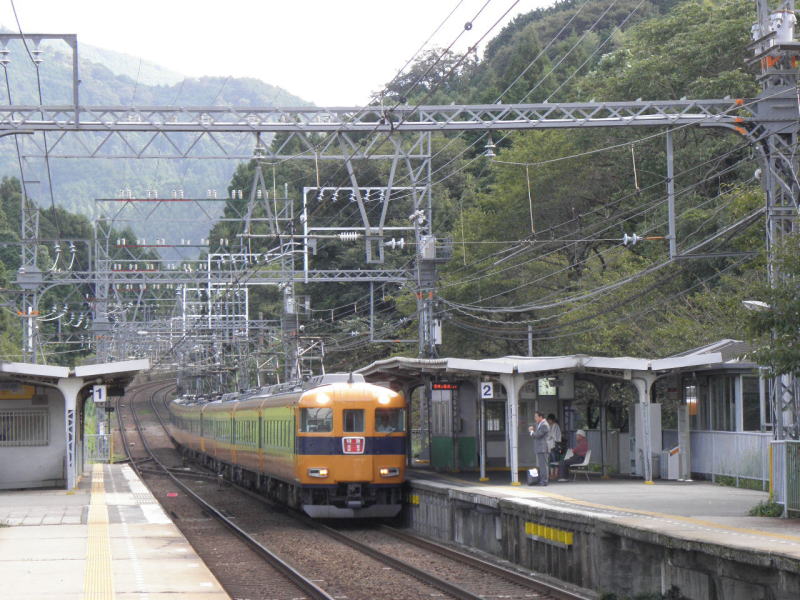 さっそく坂を降りて来た近鉄特急