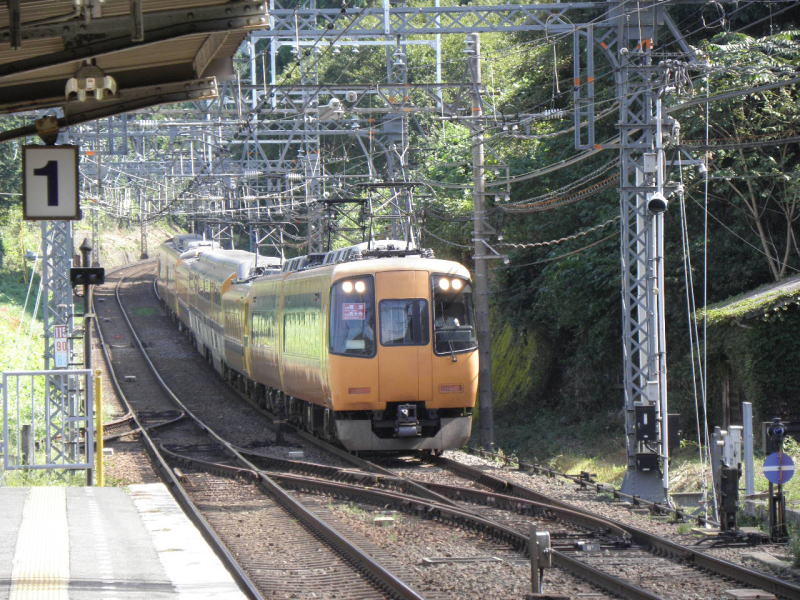 榛原から降りて来た特急