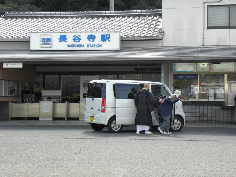 長谷寺駅前　お寺の送迎車