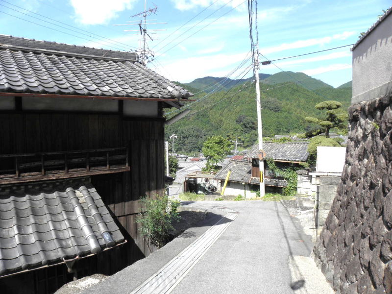 長谷寺駅から谷へ下る急な坂道