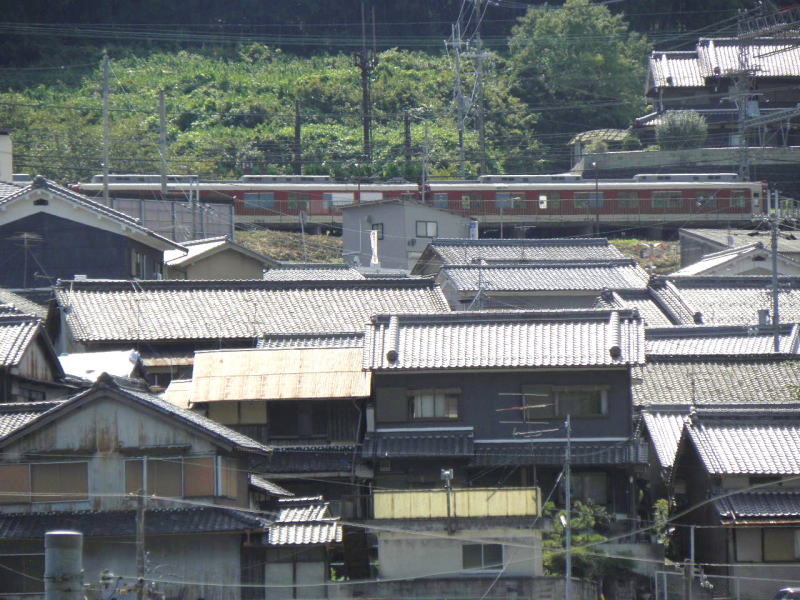 谷の向こうの長谷寺駅に入る電車