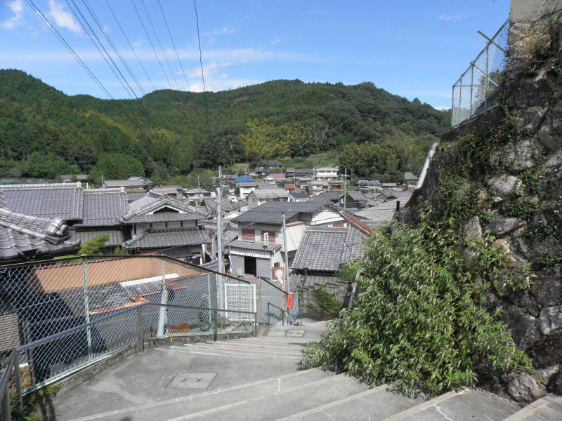 初瀬谷へ下る階段道
