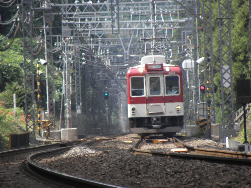 桜井から坂を上ってきた急行