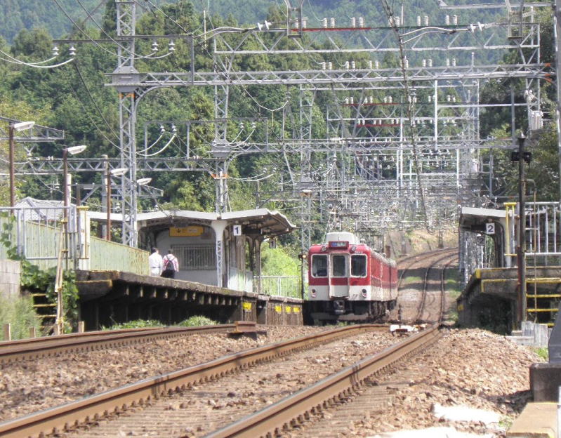 長谷寺を出て行く普通電車
