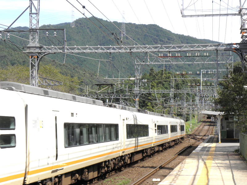長谷寺駅を通過するアーバンライナー