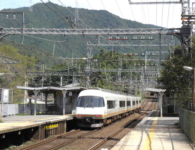 若干スピードを殺して通過するアーバンライナー