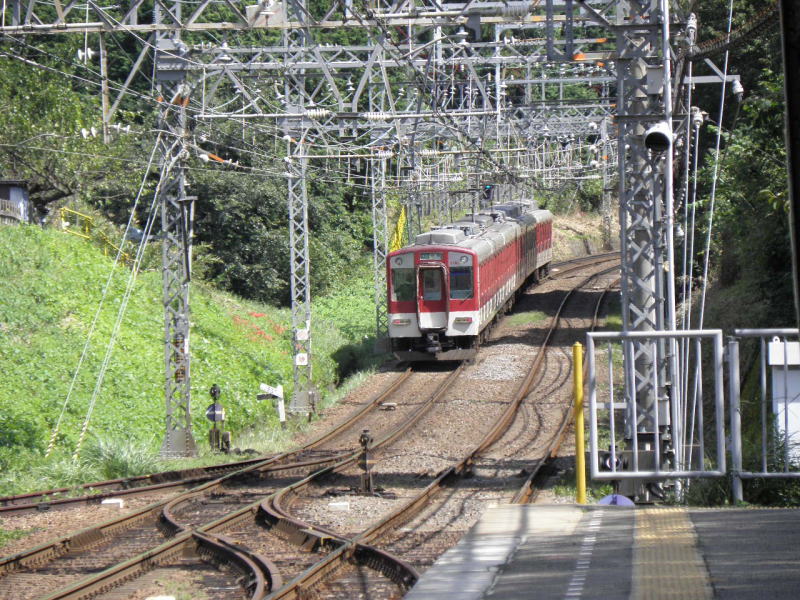 今度は坂を登って行く榛原行き