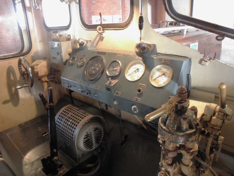 DB10の運転席-2