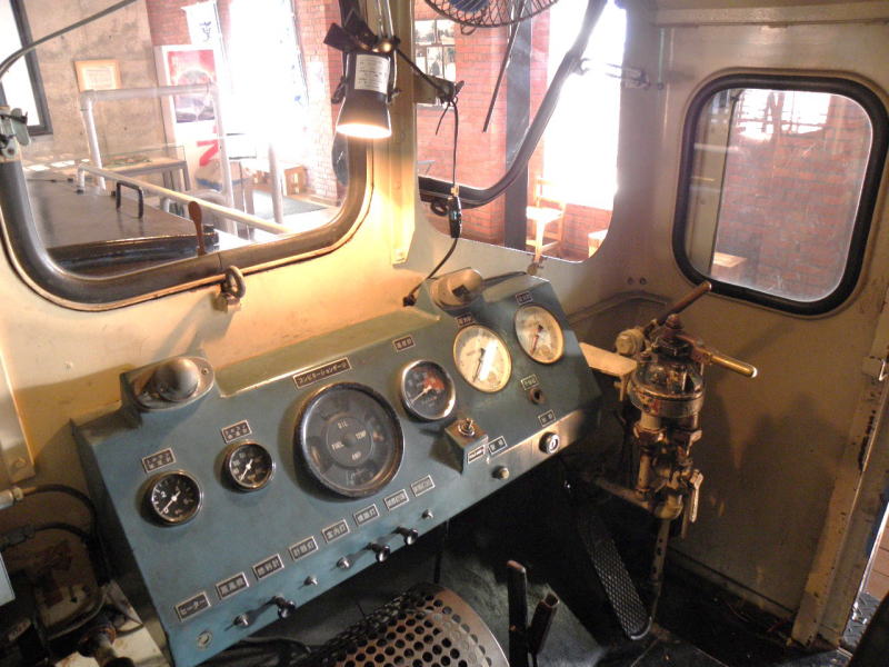DB10の運転席
