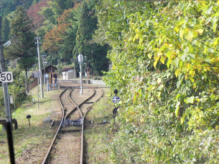 短いトンネルを抜けると那岐駅