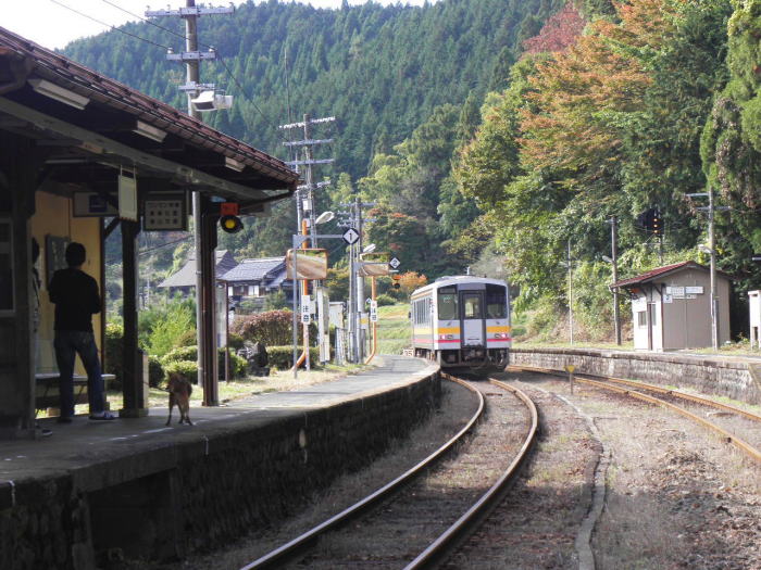 那岐駅を出て行く津山行きのキハ１２０