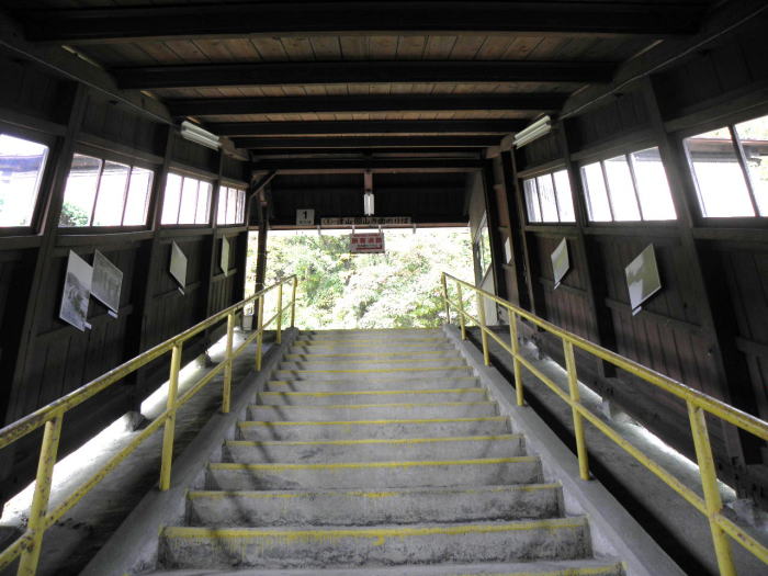 那岐駅ホームへの階段に貼られている古い写真
