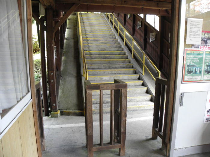 那岐駅の改札口とホームへ登る階段