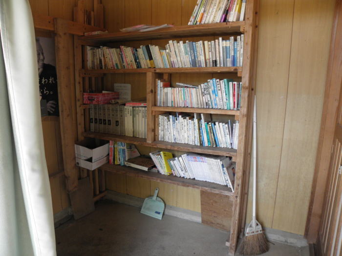別室にある本棚