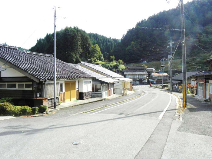 那岐駅前から旧因幡街道を見る