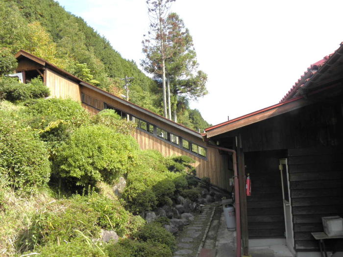 外から見た那岐駅の階段