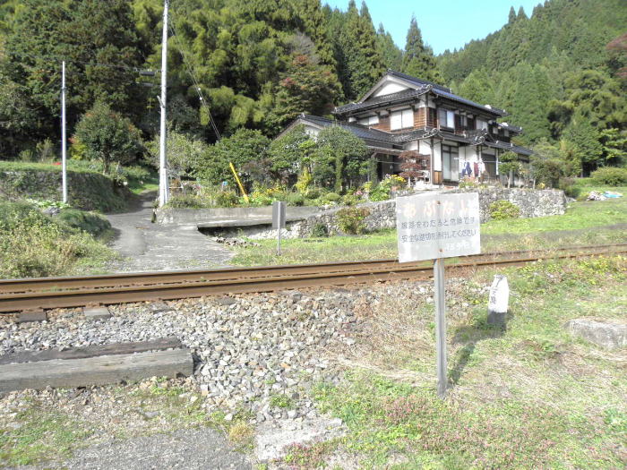 山側の民家への道