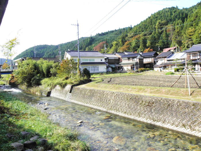 因美線に沿って流れる土師川