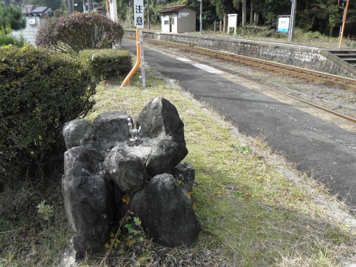 那岐駅ホームにある水飲み場