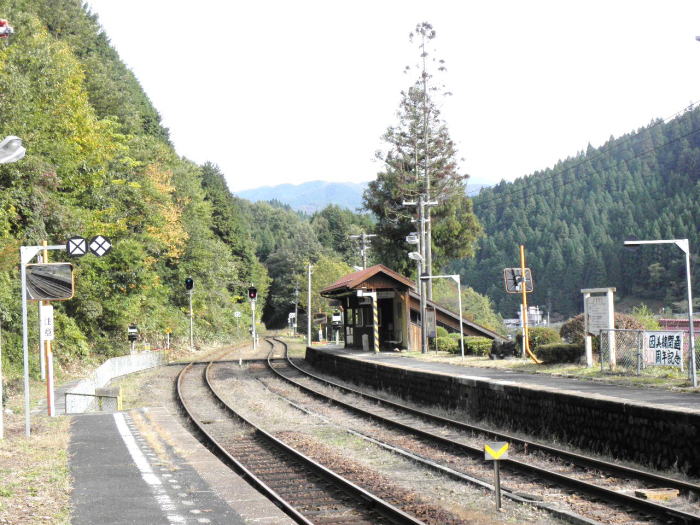 鳥取方面行きのホームから構内を見る